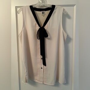 Anne Klein Elegant Sleeveless Button Up Cream Blouse with Black Bow and Buttons